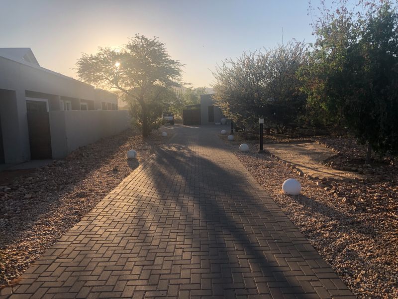 Enveloped by Nature - Photo 9