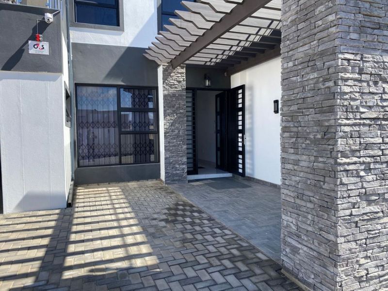 A COASTAL MASTERPIECE OF STYLE & COMFORT - Photo 2