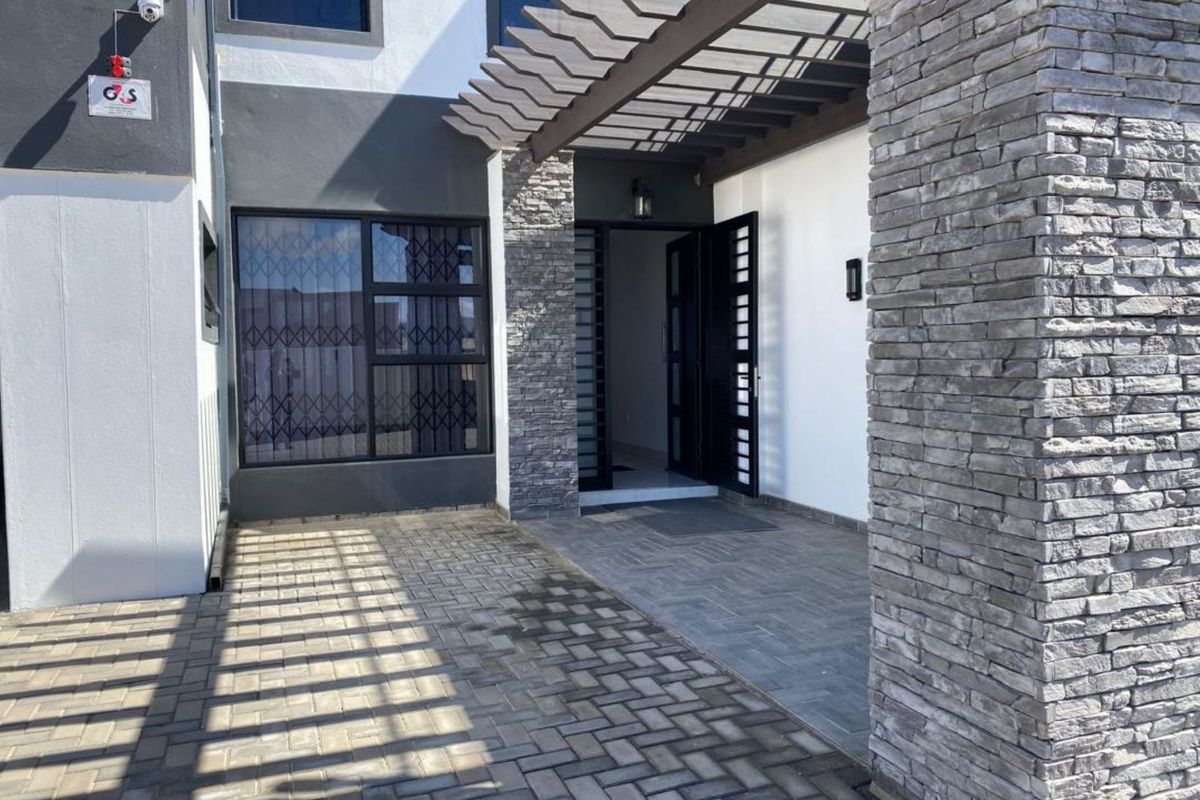 A COASTAL MASTERPIECE OF STYLE & COMFORT - Photo 2