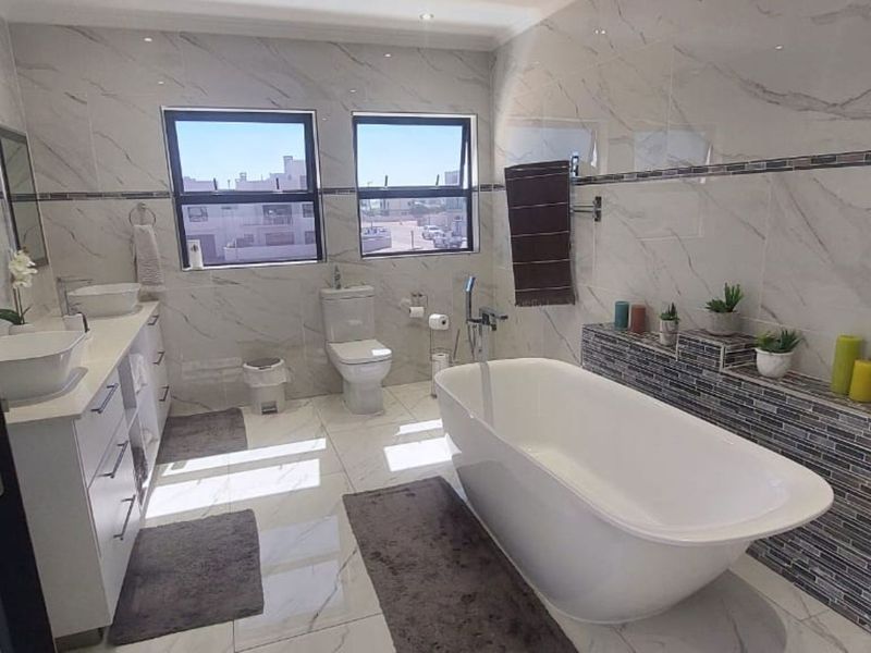 A COASTAL MASTERPIECE OF STYLE & COMFORT - Photo 6