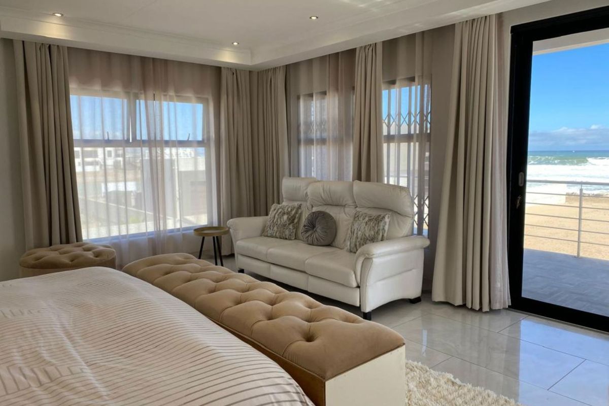 A COASTAL MASTERPIECE OF STYLE & COMFORT - Photo 5