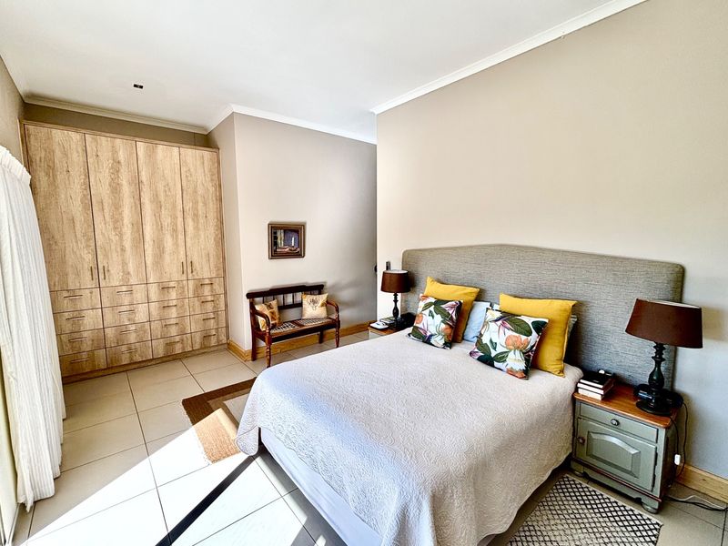 Luxury townhouse with modern finishes and views! - Photo 9