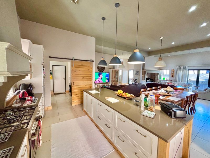 Luxury townhouse with modern finishes and views! - Photo 5