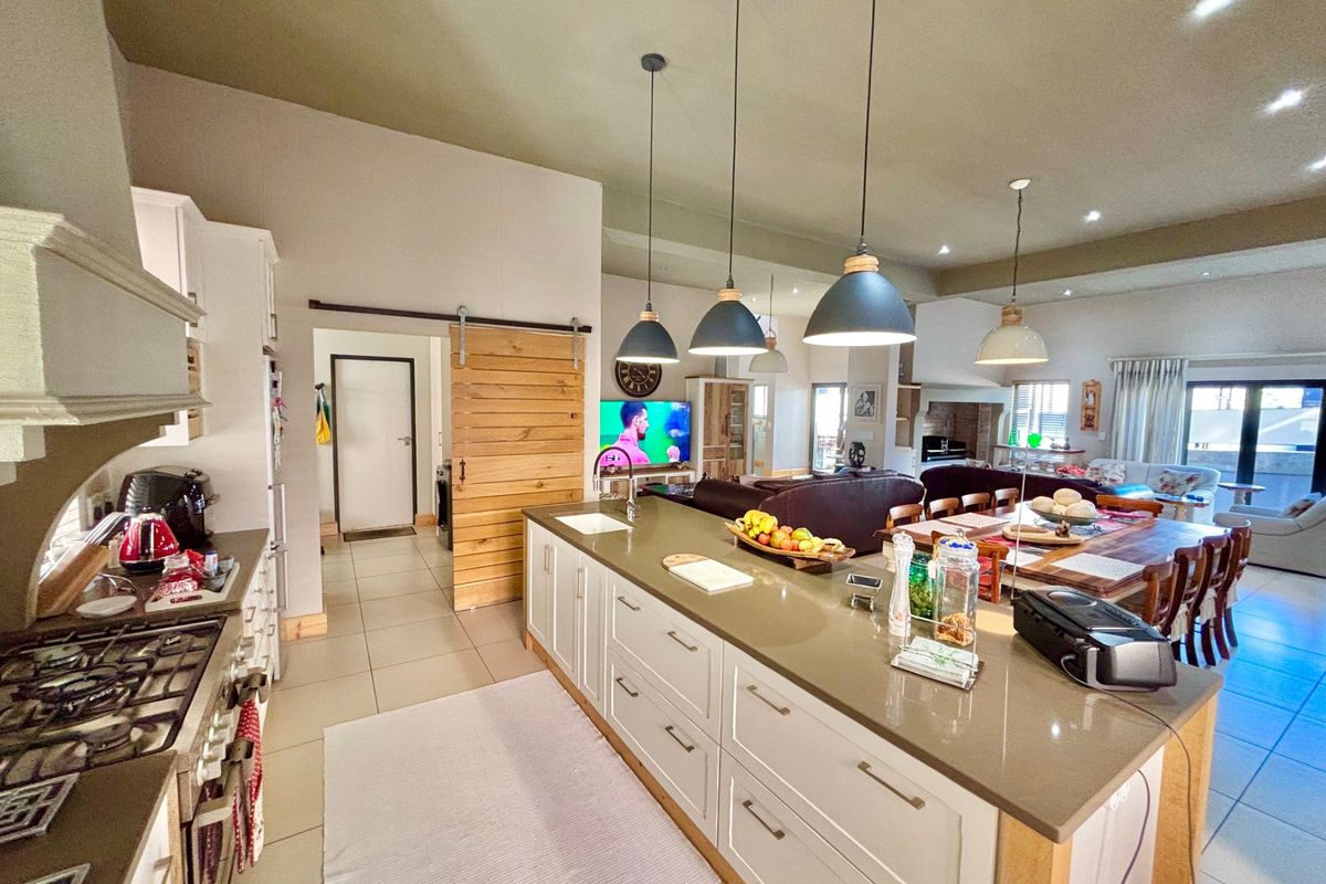 Luxury townhouse with modern finishes and views! - Photo 5