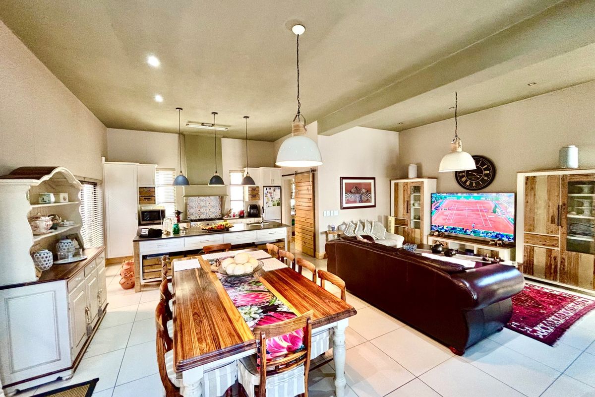 Luxury townhouse with modern finishes and views! - Photo 2