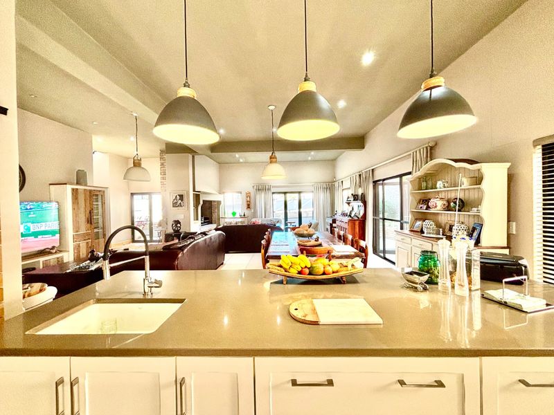 Luxury townhouse with modern finishes and views! - Photo 3