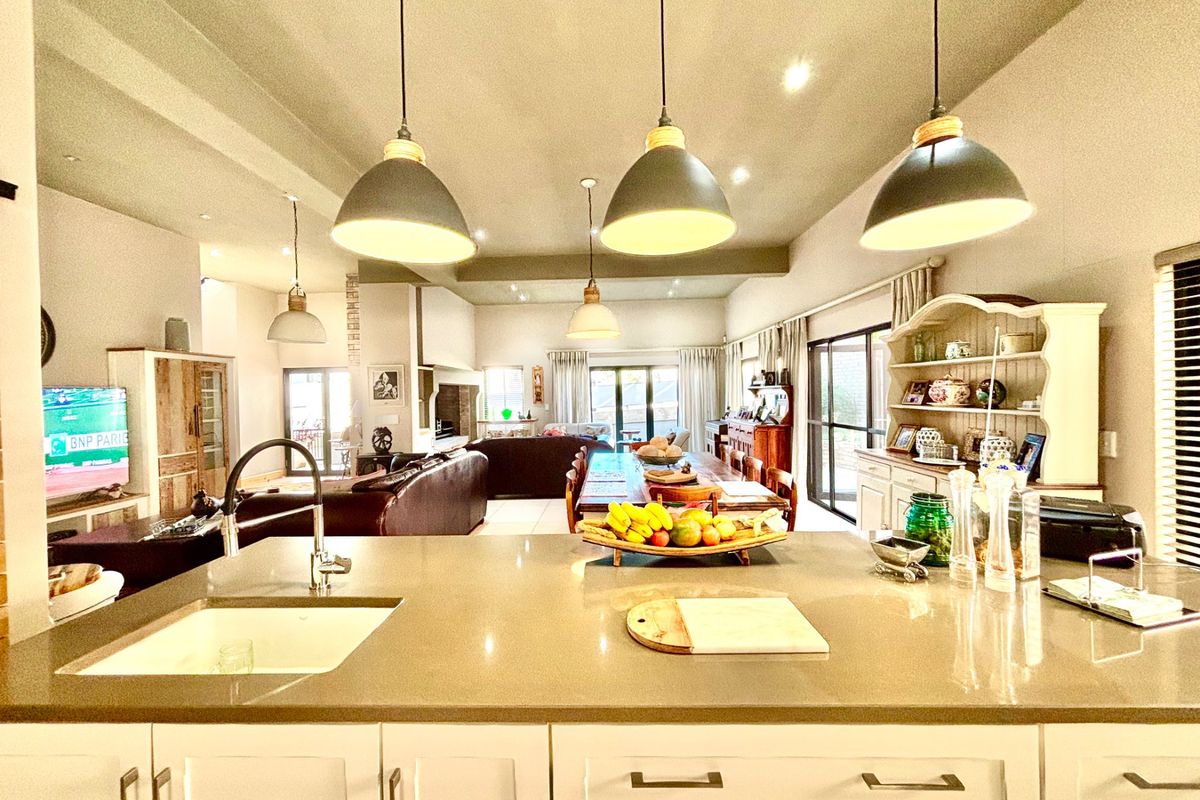 Luxury townhouse with modern finishes and views! - Photo 3