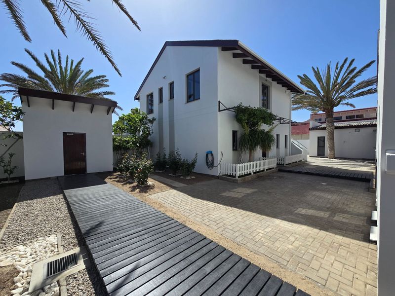 A Refined Family Residence Where Elegance Meets Everyday Living - Photo 6