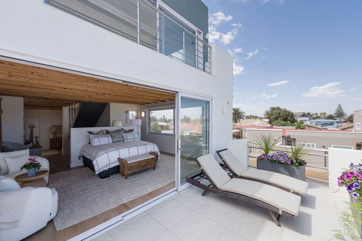 Coastal Beauty With Endless Ocean Views - Photo 3