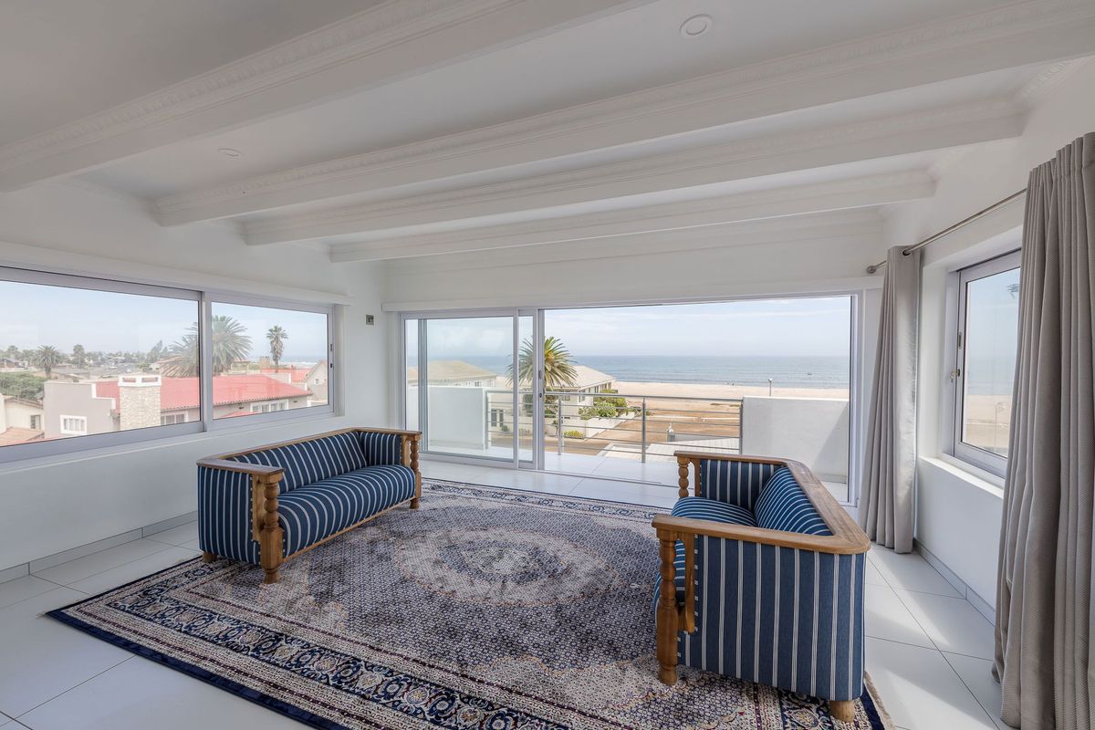 Coastal Beauty With Endless Ocean Views - Photo 4
