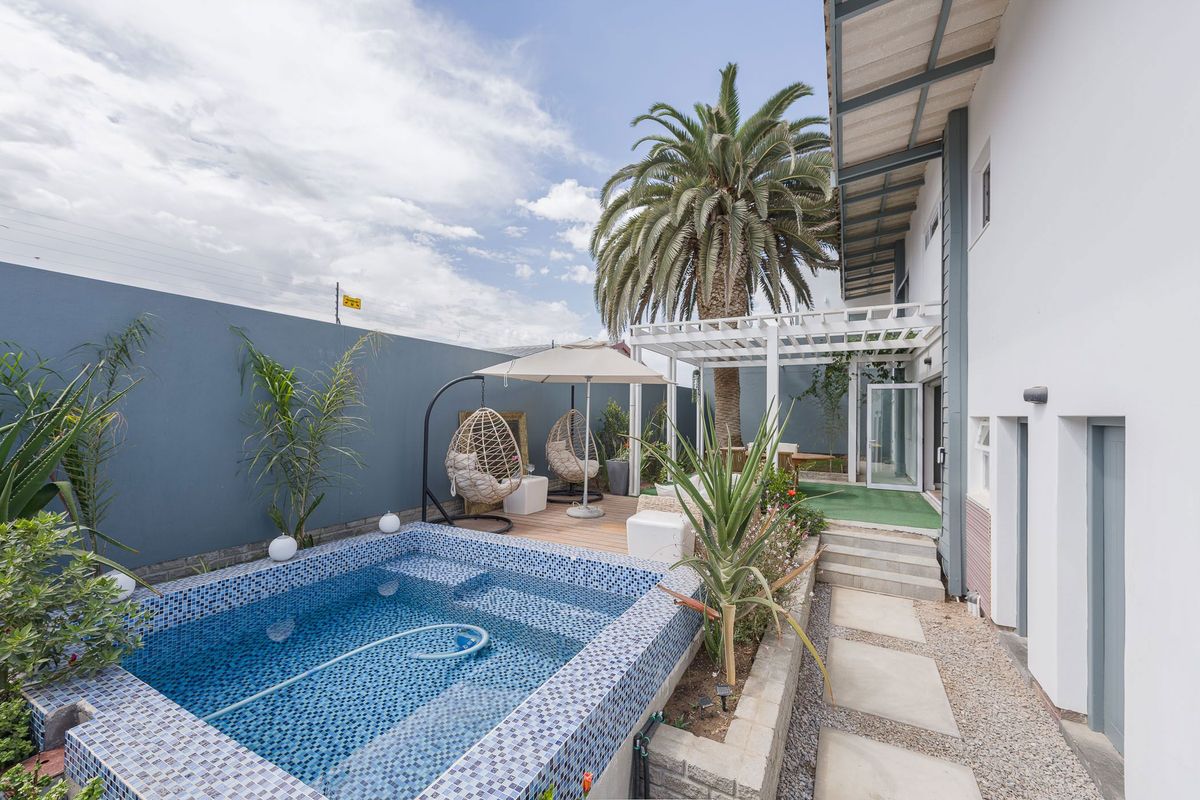Coastal Beauty With Endless Ocean Views - Photo 2