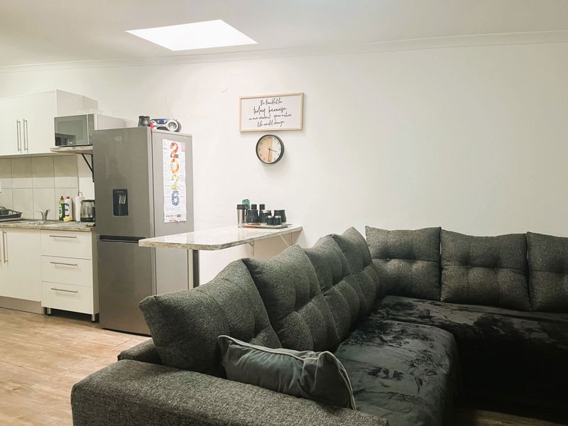 Airbnb-Friendly 1-Bedroom Apartment with Garage | Investment Opportunity - Photo 1