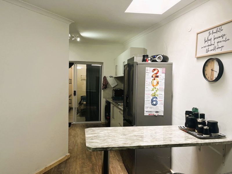 Airbnb-Friendly 1-Bedroom Apartment with Garage | Investment Opportunity - Photo 4