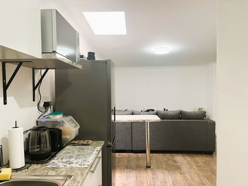 Airbnb-Friendly 1-Bedroom Apartment with Garage | Investment Opportunity - Photo 5