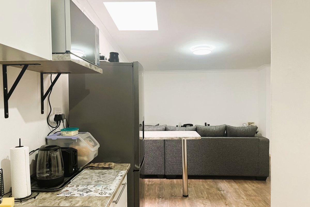 Airbnb-Friendly 1-Bedroom Apartment with Garage | Investment Opportunity - Photo 5
