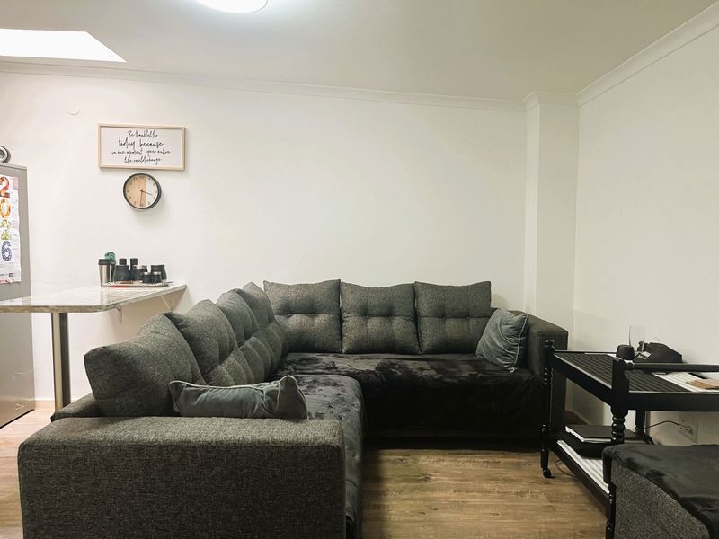 Airbnb-Friendly 1-Bedroom Apartment with Garage | Investment Opportunity - Photo 2