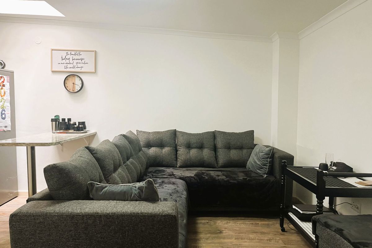 Airbnb-Friendly 1-Bedroom Apartment with Garage | Investment Opportunity - Photo 2