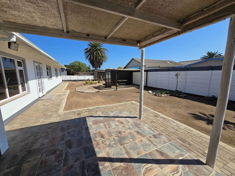 Spacious Home with Excellent Family Appeal - Photo 2