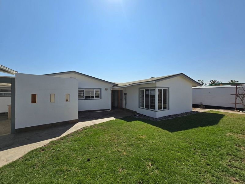 Spacious Home with Excellent Family Appeal - Photo 4