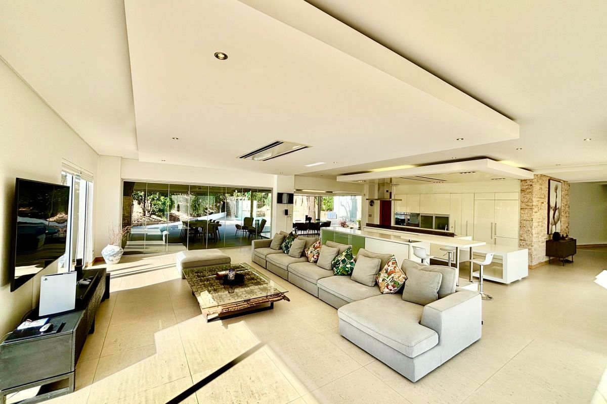 Executive Elegance: A Residence Beyond Compare - Photo 4