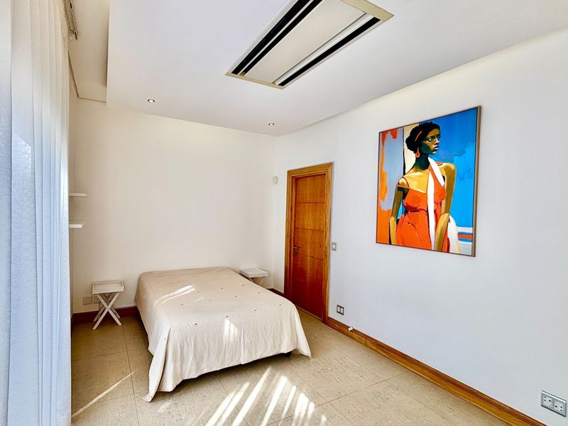 Executive Elegance: A Residence Beyond Compare - Photo 10
