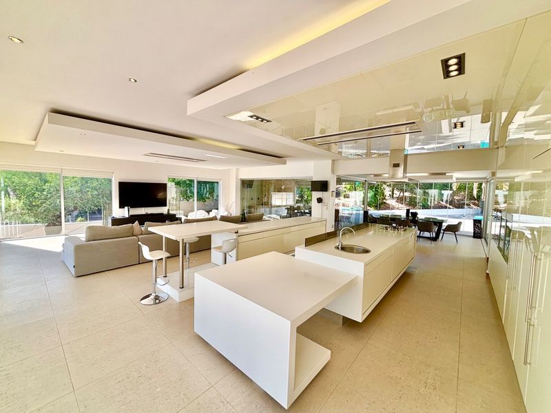 Executive Elegance: A Residence Beyond Compare - Photo 2