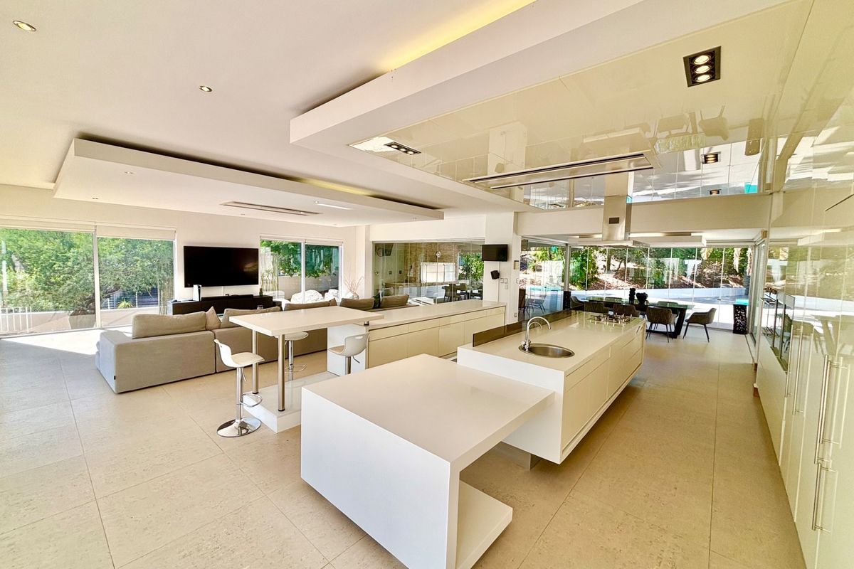Executive Elegance: A Residence Beyond Compare - Photo 2