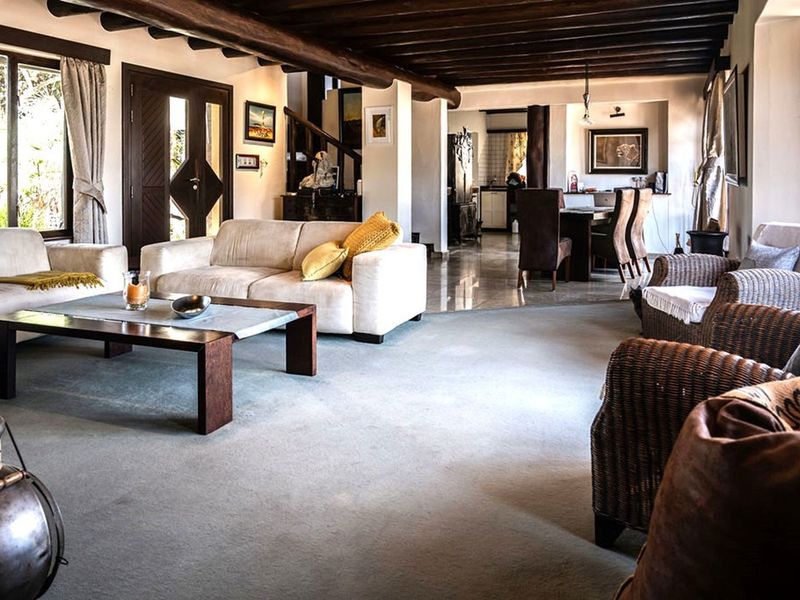 A Distinguished Family Residence Offering Space, Warmth & Timeless Quality - Photo 1