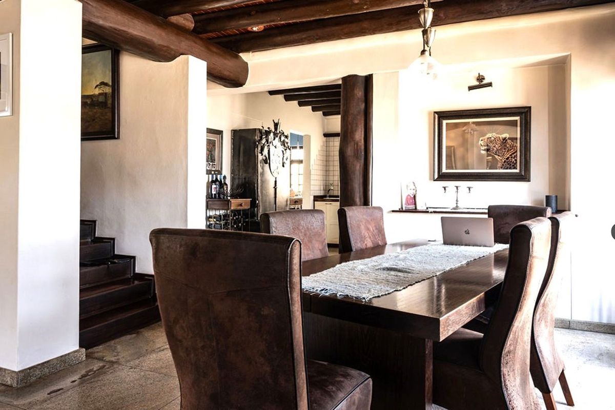 A Distinguished Family Residence Offering Space, Warmth & Timeless Quality - Photo 5