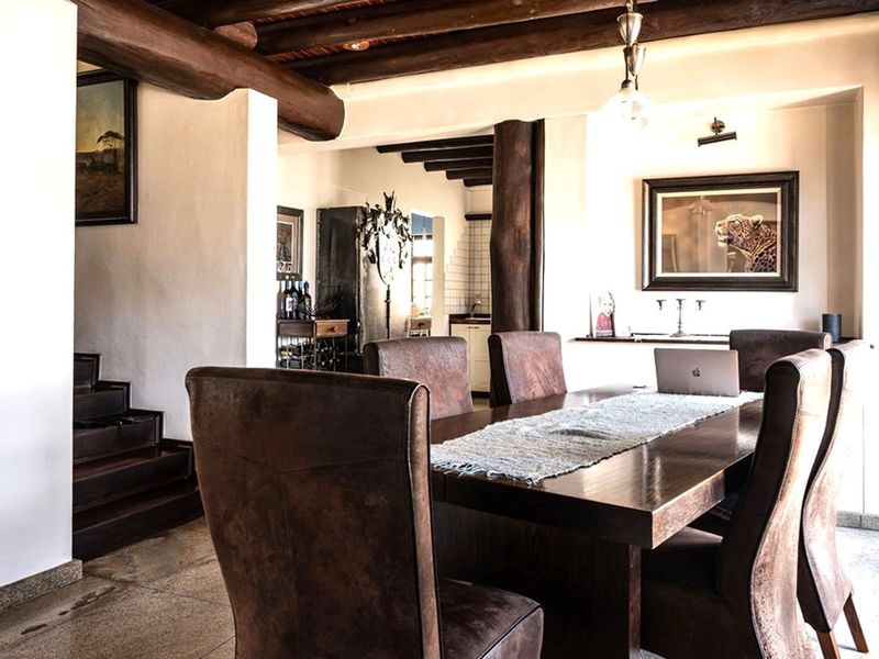 A Distinguished Family Residence Offering Space, Warmth & Timeless Quality - Photo 5