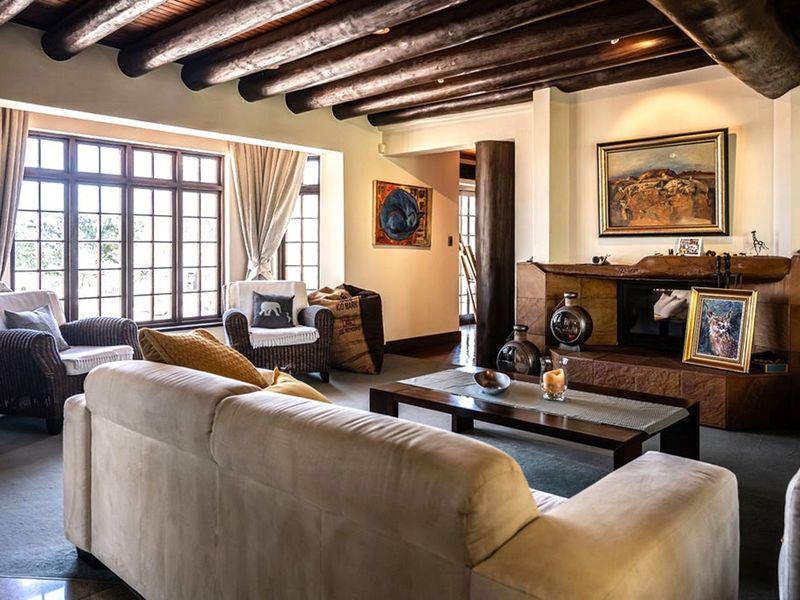 A Distinguished Family Residence Offering Space, Warmth & Timeless Quality - Photo 2