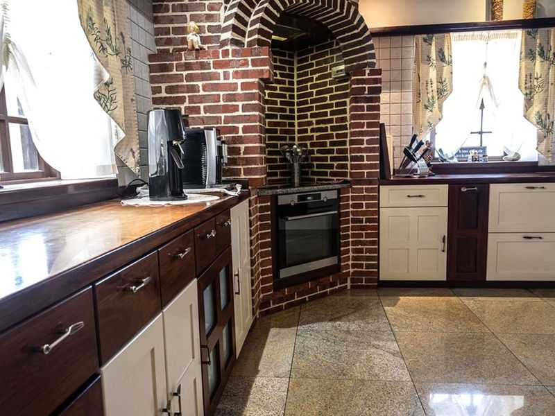 A Distinguished Family Residence Offering Space, Warmth & Timeless Quality - Photo 8