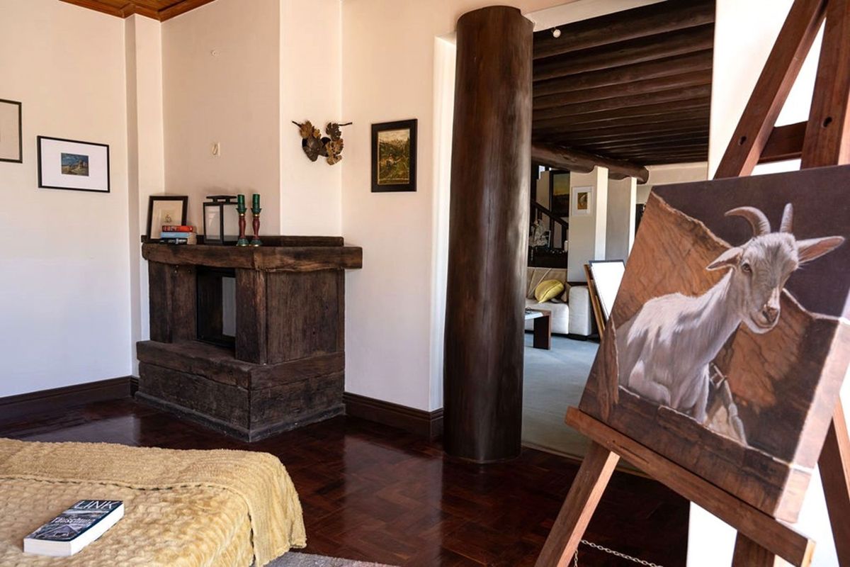 A Distinguished Family Residence Offering Space, Warmth & Timeless Quality - Photo 4