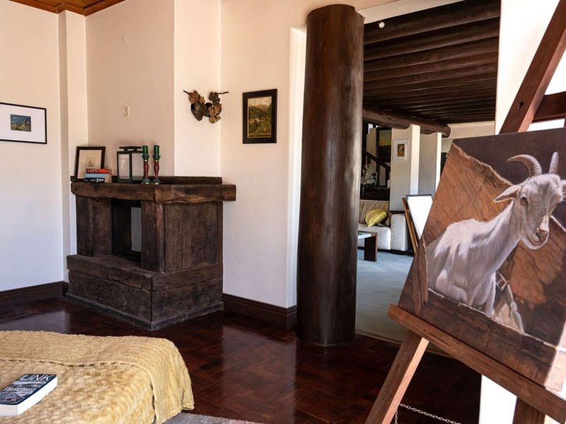 A Distinguished Family Residence Offering Space, Warmth & Timeless Quality - Photo 4