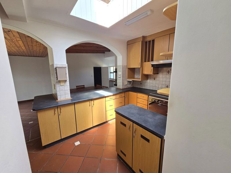 Comfortable Coastal Living in a Well-Positioned Home - Photo 4
