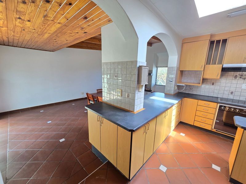 Comfortable Coastal Living in a Well-Positioned Home - Photo 3