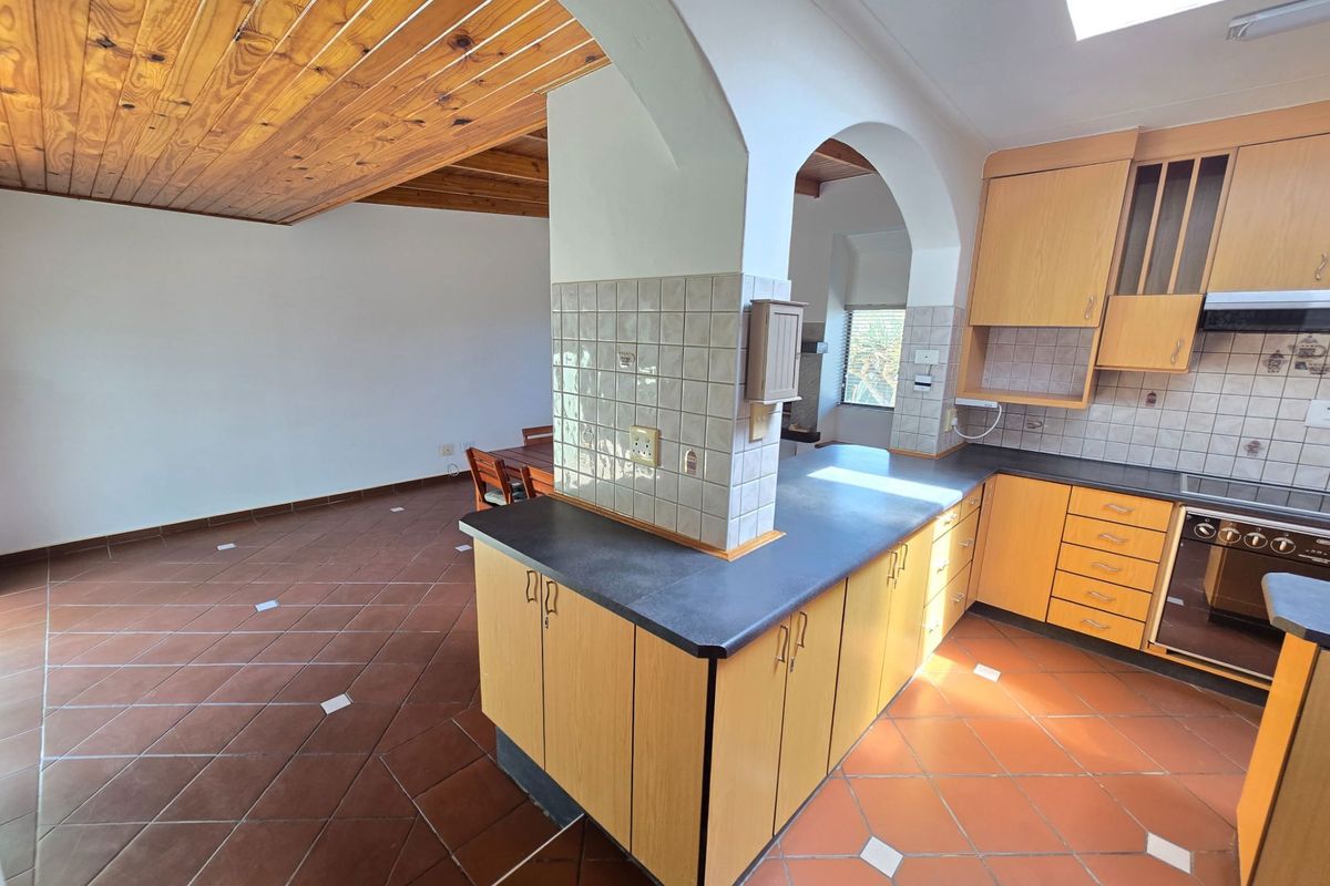 Comfortable Coastal Living in a Well-Positioned Home - Photo 3