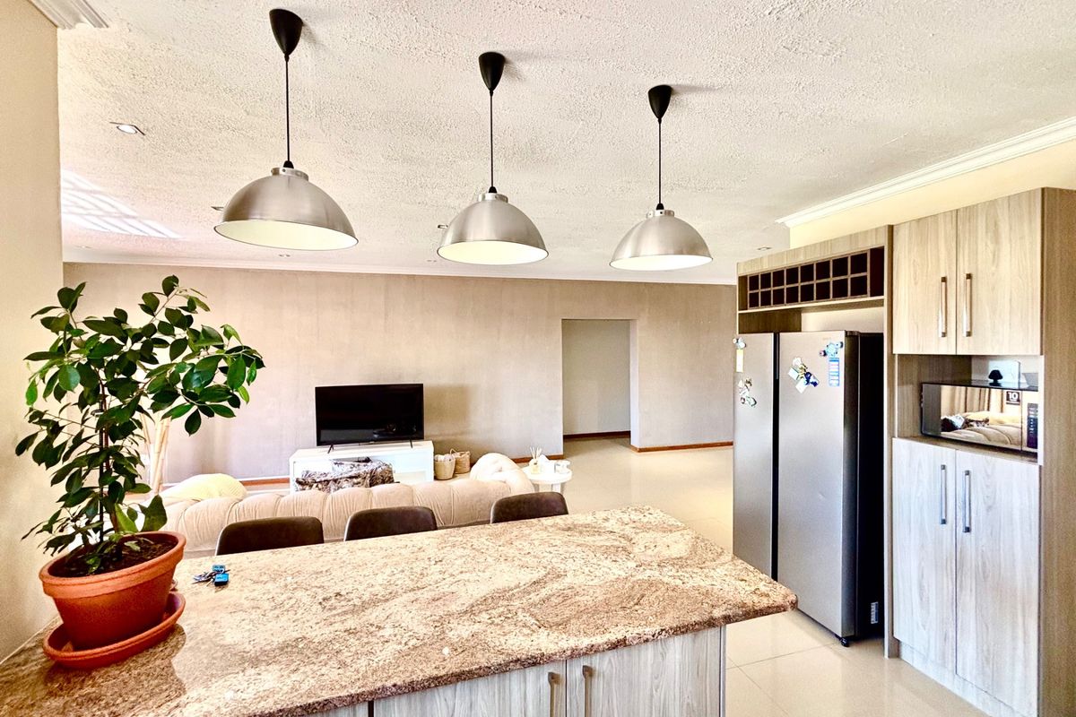 Modern family home with exceptional Northern Views. - Photo 2