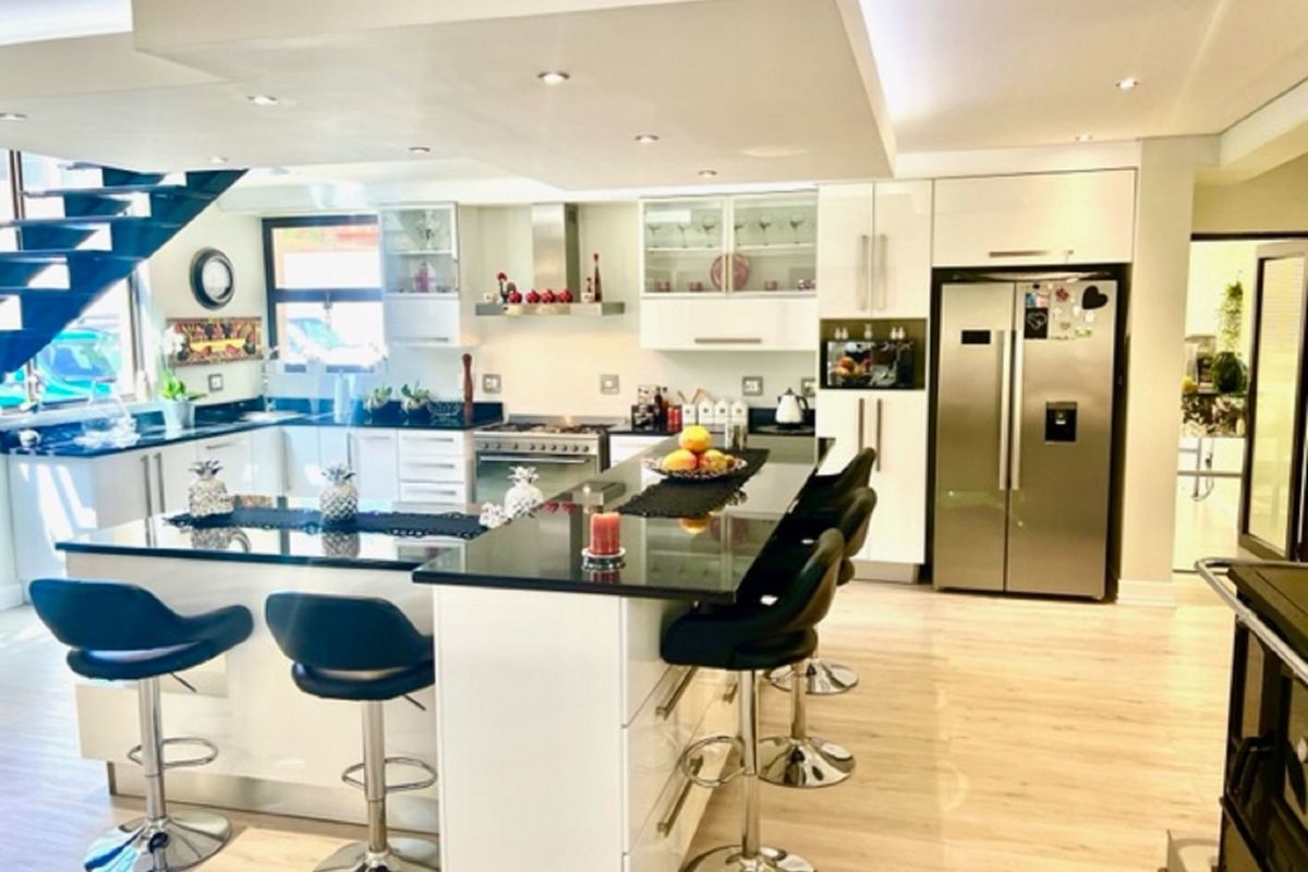 Designer luxurious home on offer. - Photo 3