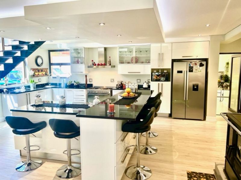 Designer luxurious home on offer. - Photo 3