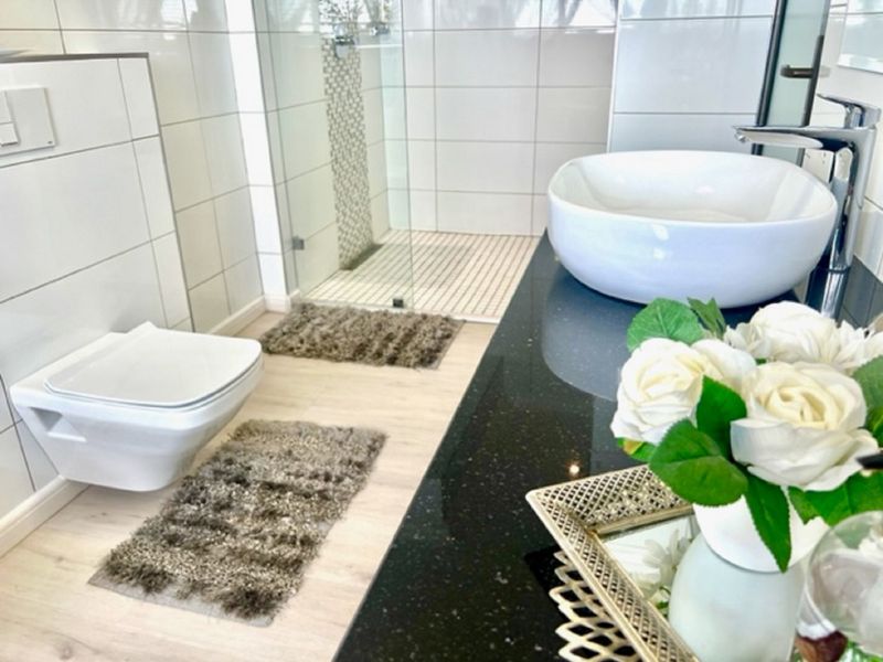 Designer luxurious home on offer. - Photo 9