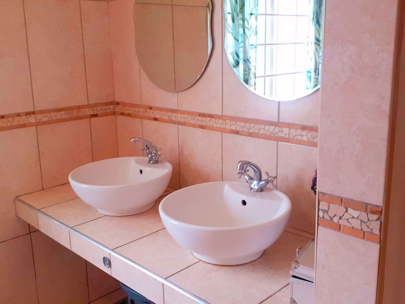 Beautiful and very neat House for Sale at the outskirts of Cimbebasia - Photo 9