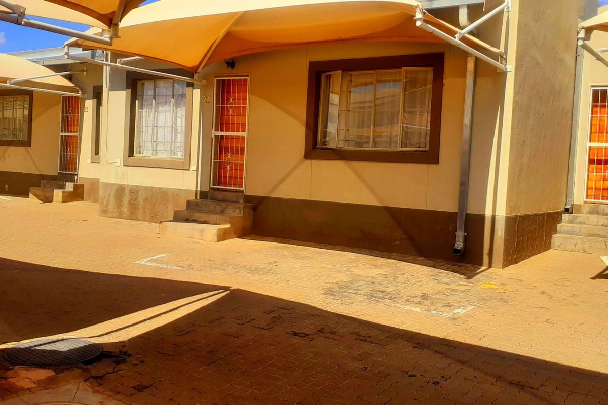 TOWN HOUSE FOR SALE EXT 1 PIONIERSPARK - Photo 2