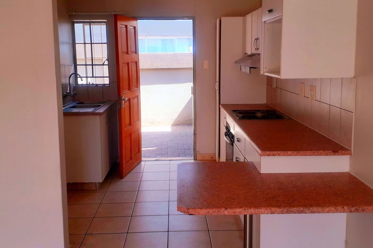 TOWN HOUSE FOR SALE EXT 1 PIONIERSPARK - Photo 3