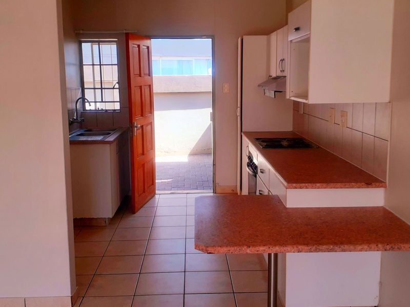 TOWN HOUSE FOR SALE EXT 1 PIONIERSPARK - Photo 3