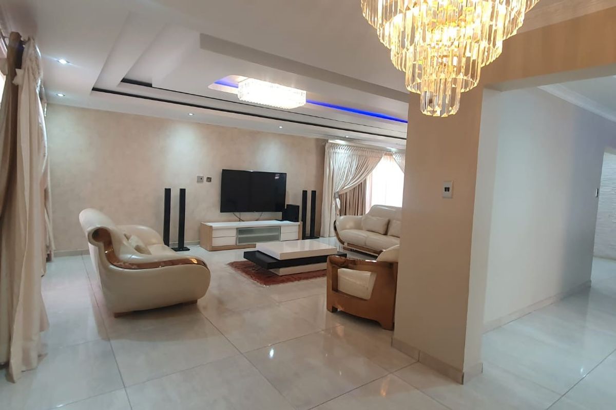 EXQUISITE 5-BEDROOM MASTERPIECE IN THE HEART OF BENDOR - Photo 4