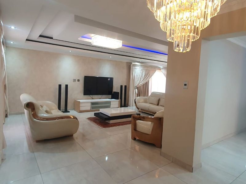 EXQUISITE 5-BEDROOM MASTERPIECE IN THE HEART OF BENDOR - Photo 4