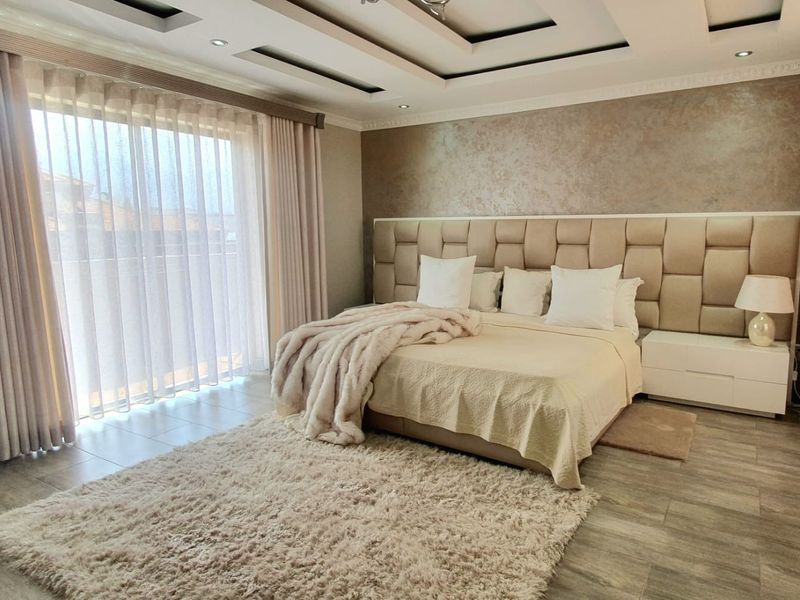 EXQUISITE 5-BEDROOM MASTERPIECE IN THE HEART OF BENDOR - Photo 2