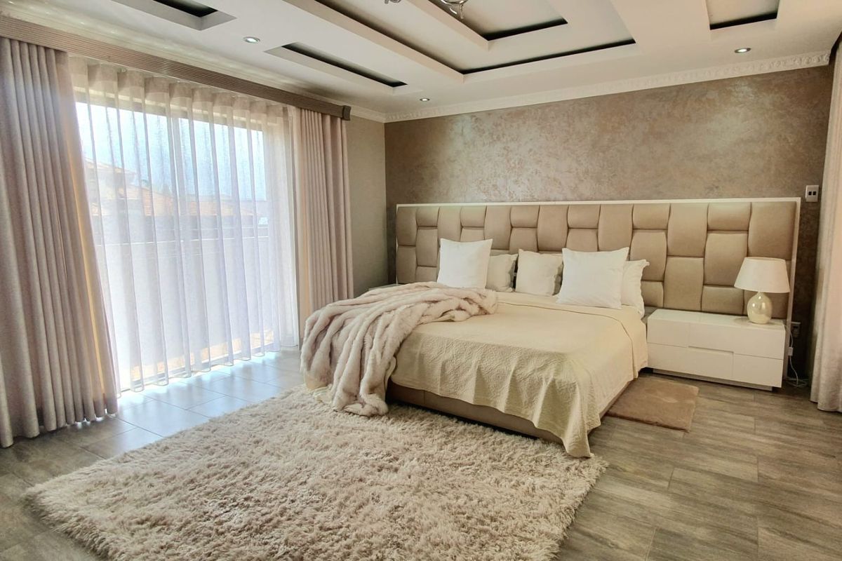 EXQUISITE 5-BEDROOM MASTERPIECE IN THE HEART OF BENDOR - Photo 2