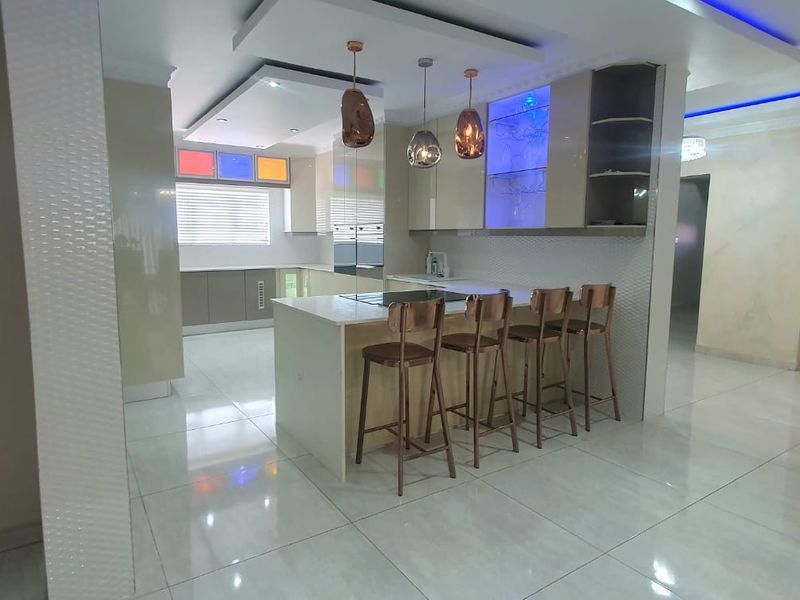 EXQUISITE 5-BEDROOM MASTERPIECE IN THE HEART OF BENDOR - Photo 10